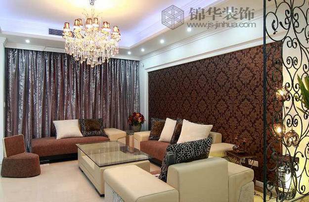 浅灰色的窗帘作为客厅的背景色,丰富了空间色